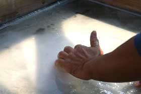 塩を結晶化させながら、手で揉む。